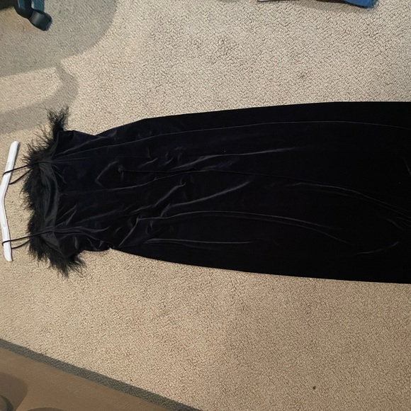 Elegant Black Velvet Dress - Picture 4 of 5